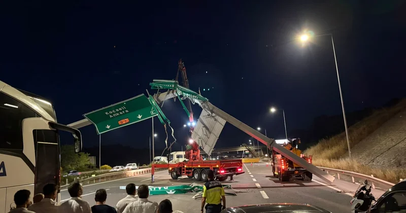 Kontrolden çıkan hafriyat kamyonu yönlendirme tabelasını devirdi; yol trafiğe kapatıldı Sözcü Gazetesi