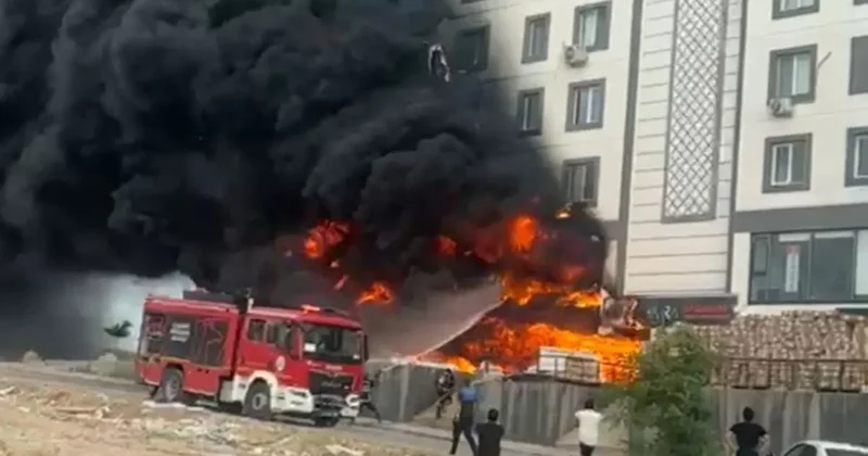 Şanlıurfa da depoda çıkan yangın binayı sardı
