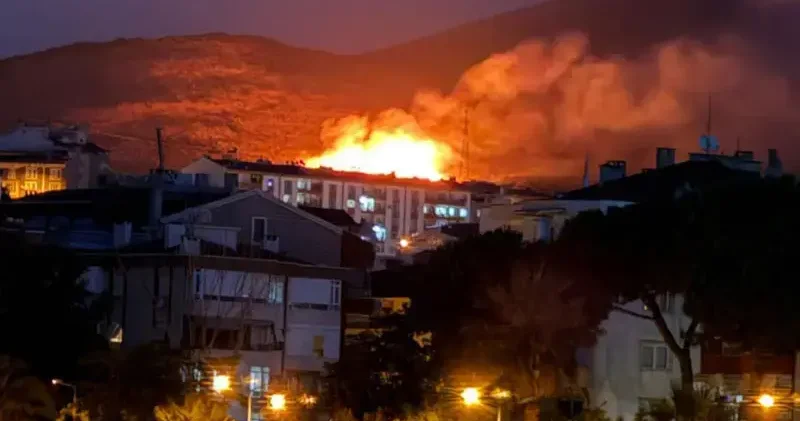 Balıkesir de sağanak ve fırtına; sokakları su bastı, ağaçlar devrildi