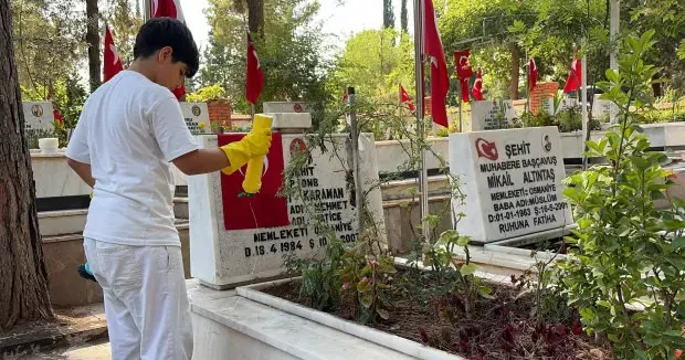 Osmaniye haberleri 10 yaşındaki Abdullah milyonlara örnek oldu! Şehit kabirlerini ve çeşmeleri temizliyor 14 Temmuz 2026