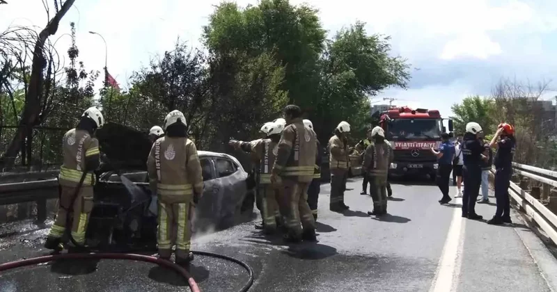 Bayrampaşa’da alev alev yanan otomobil hurda yığınına döndü