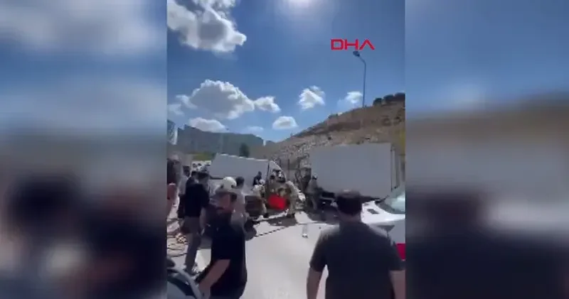 Bağcılar da seyir halindeki kamyon ile minibüs çarpıştı