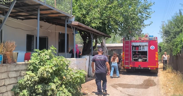 Uzaklaştırma kararı aldıran eşine sinirlenip evi ateşe verdi Yaşlı adam kendisini içine kilitleyip evi yaktı, eşi söndürme çalışmasını gözyaşlarıyla izledi Antalya Haberleri Habertürk Yerel Haberler