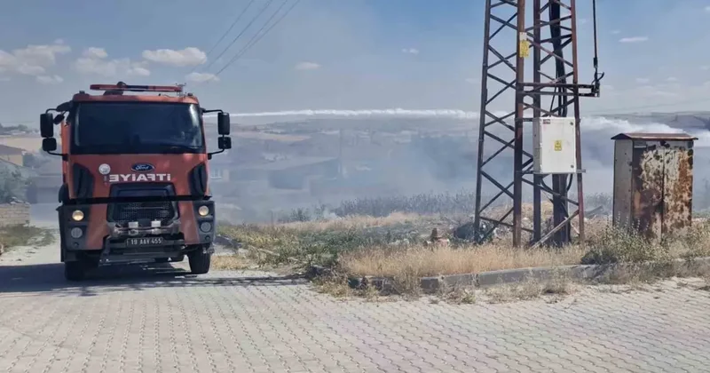 Çorum’da örtü yangınını itfaiye söndürdü