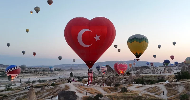 Kapadokya da sıcak hava balonları Türk bayrakları ve afişlerle uçtu