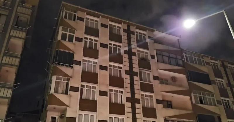 Bahçelievler’de kolonlarından sesler gelen 6 katlı apartman tahliye edildi