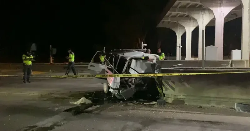 Otomobil, otoyol gişelerinin beton bariyerine çarptı: 1 ölü