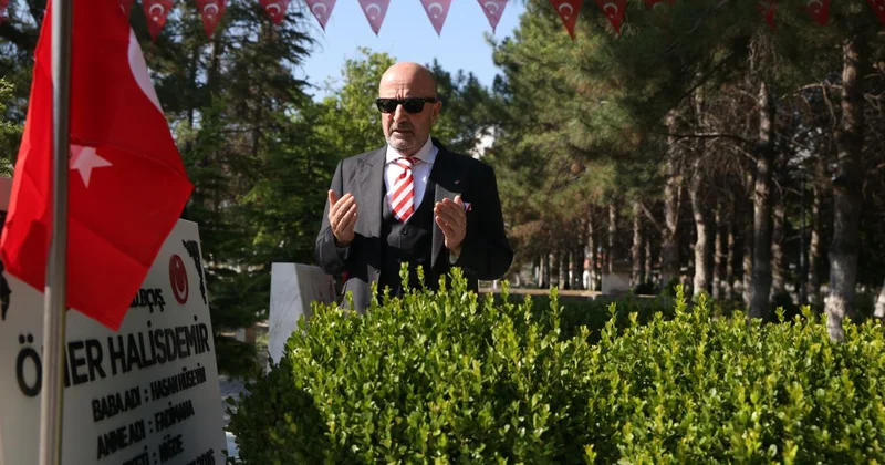 Emekli Korgeneral Zekai Aksakallı şehit Ömer Halisdemir in mezarını ziyaret etti