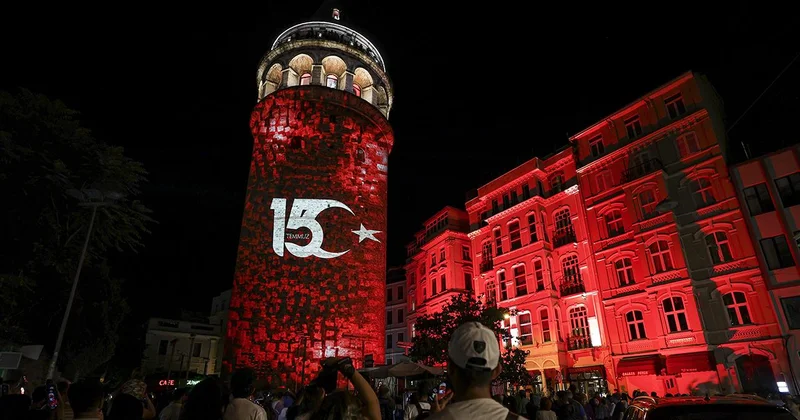 İstanbul da 15 Temmuz a özel mapping gösterisi