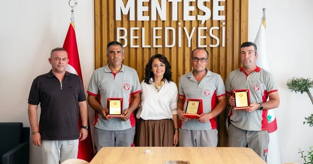 Buldukları çantayı sahibine teslim eden personele Başkan Köksal Aras tan özendirme primi Muğla Haberleri Habertürk Yerel Haberler