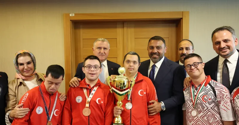 Bakan Bak, madalya kazanan özel sporcularla bir araya geldi