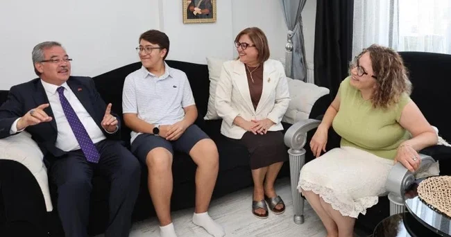 LGS Türkiye birincisi 11 öğrenciye tam altın hediye edildi: LGS şampiyonları Bosna Hersek’e gidecek
