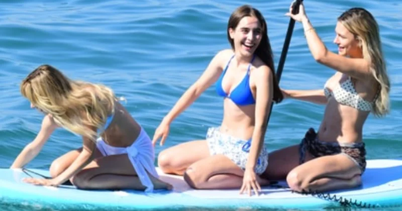 Bodrum da kız kıza tatil: Ünlü oyuncular kürek sörfü yaptı Sözcü Gazetesi