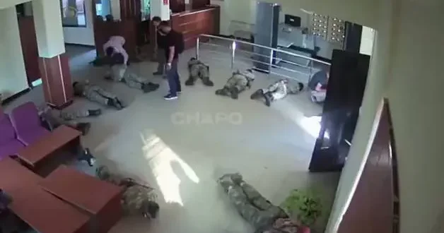Zekai Aksakallı nın darbecileri tekmelediği anın görüntüleri!