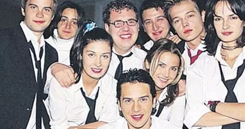 23 yıl sonra yeniden buluştular: Ece Erken ve Emre Altuğ dan maziye götüren poz Sözcü Gazetesi