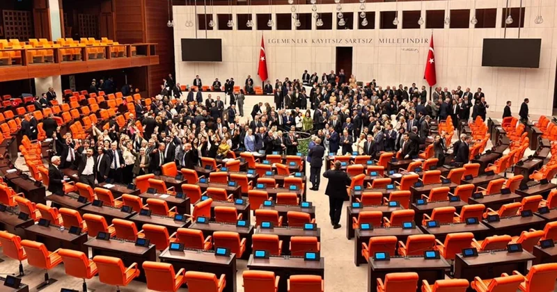 Sürpriz isim bugün AKP ye katılırsa bir partinin Meclis teki grubu düşüyor Sözcü Gazetesi