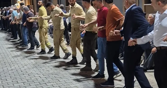 Orman ekipleri, yangını söndürdükten sonra düğünde halay çekti Siirt Haberleri Habertürk Yerel Haberler