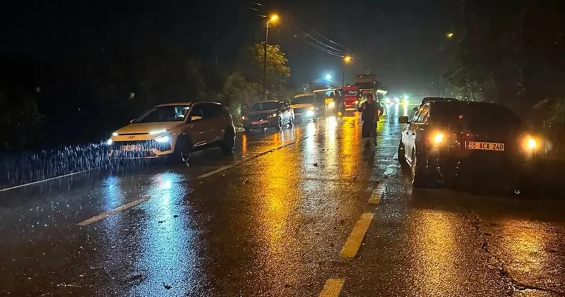 Giresun’da sağanak nedeniyle Tirebolu Doğankent kara yolu ulaşıma kapandı