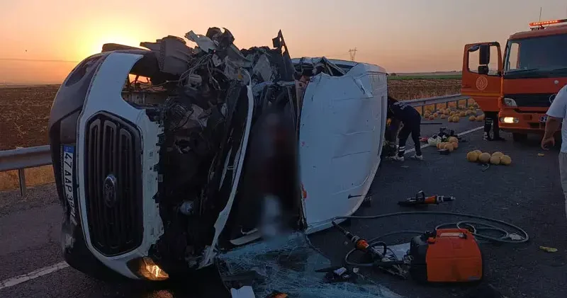 Minibüs, kavun yüklü traktöre arkadan çarptı: 2 ölü, 6 yaralı