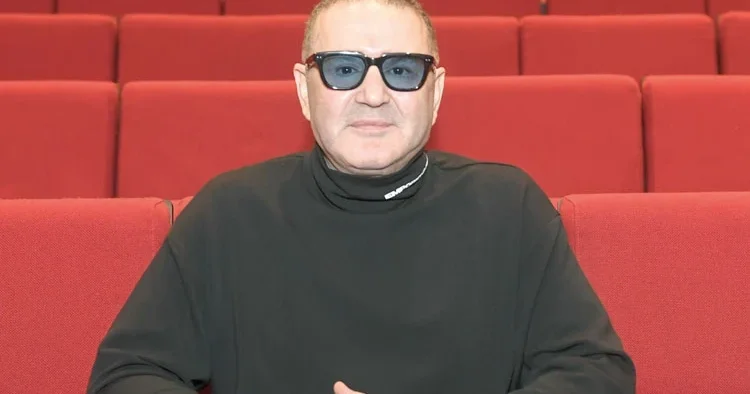 Yeni oyunla tiyatroya dönüyor