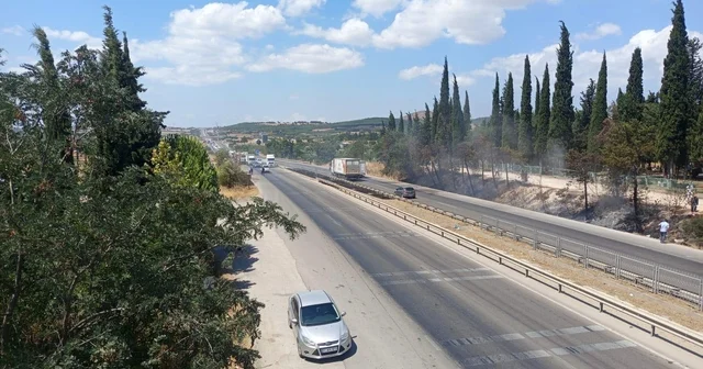 Bursa İzmir yolunda yangın Alevler yola kadar ulaşınca trafik durma noktasına geldi Bursa Haberleri Habertürk Yerel Haberler