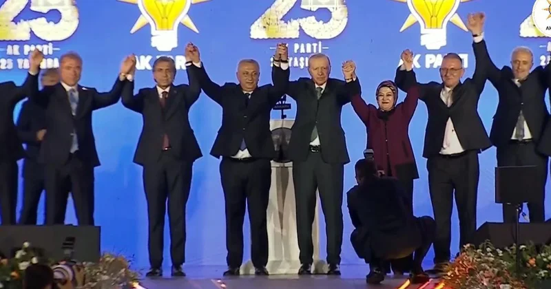Cumhurbaşkanı Erdoğan AK Parti ye geçen başkanlara rozetlerini taktı