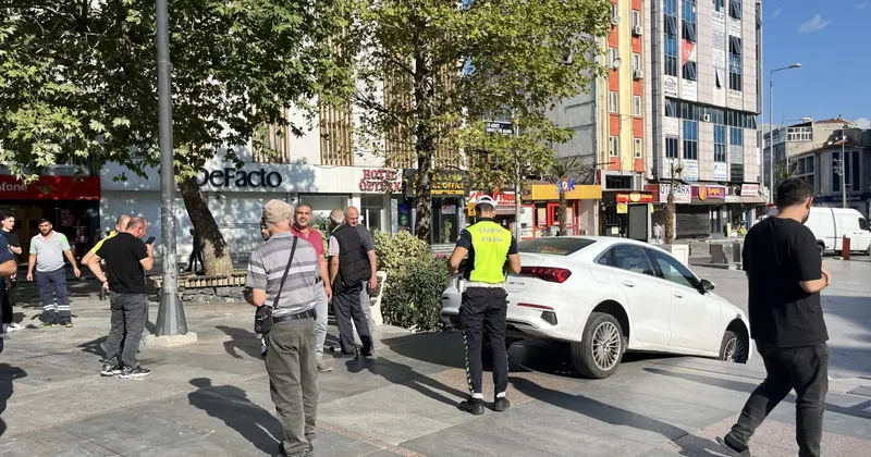 Şaşkına çeviren kaza! Araba merdivenlerde asılı kaldı