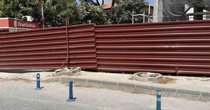 Menteşe’de riskli ağaçlar için kesim ve budama çalışması