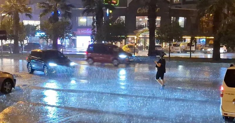 Adana da sağanak yağış! Vatandaşlar hazırlıksız yakalandı