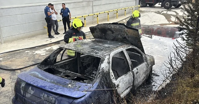 Bolu da 15 gün önce aldığı otomobil, park halindeyken küle döndü Bolu Haberleri Habertürk Yerel Haberler