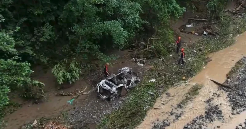 Giresun da şiddetli yağış nedeniyle araç dereye uçtu: 2 kişi aranıyor
