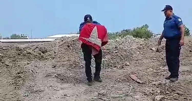 Hatay da enkazdan aldığı Türk bayrağını öpüp başına koyan polis takdir topladı