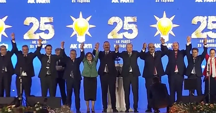 AK Parti’ye 3 milletvekili ve 7 belediye başkanı katıldı
