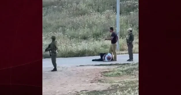 Batı Şeria da Siyonist işgalcilerin zulmü kamerada! Kaçırıp gözlerini bağladılar