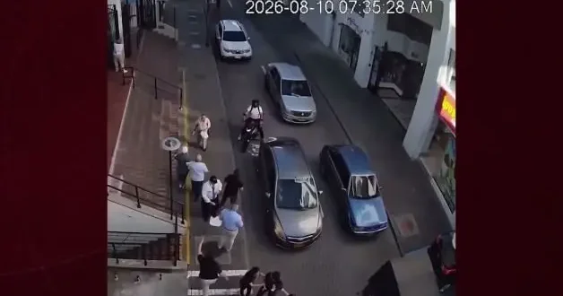 Kolombiya da bina çökme anı kamerada: Yayalar ve sürücüler canını zor kurtardı