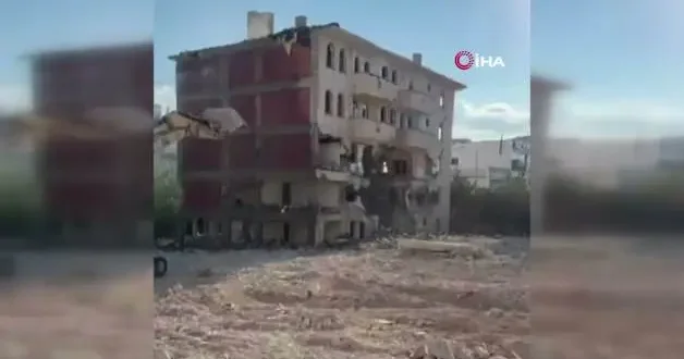 Elazığ’da 5 katlı bina tek dokunuş yerle bir oldu