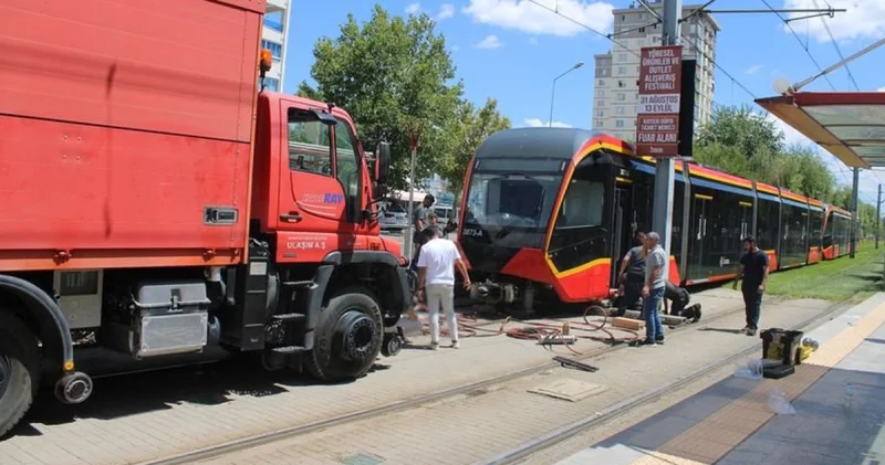 Kayseri de tramvayın çarptığı genç kurtarılamadı Son dakika haberleri