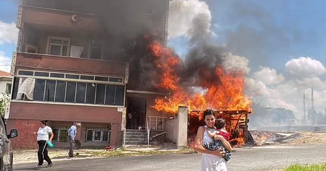 Alevler binanın garajını sardı, kardeşini kucağına alıp dışarı kaçtı Tekirdağ Haberleri Habertürk Yerel Haberler