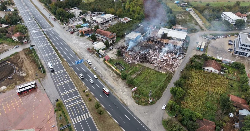 Yanan kapı fabrikasındaki hasar dronla görüntülendi Sözcü Gazetesi