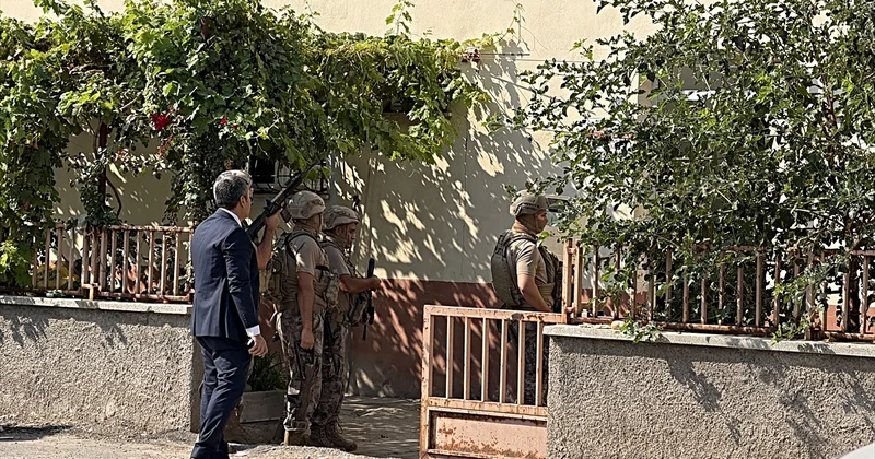 Özel harekat kapıyı kırdı, Kahramanmaraş ta rehin alınan aile kurtarıldı
