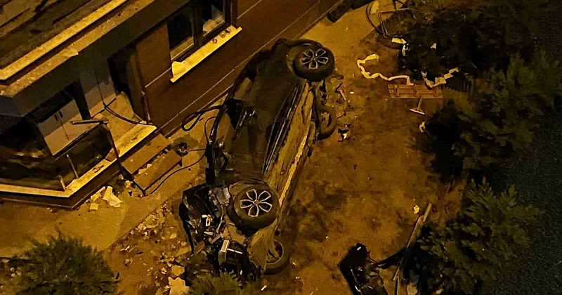 Eyüpsultan da alkollü olduğu iddia edilen sürücü binanın 3. katına çarptı, 2 kişi yaralandı