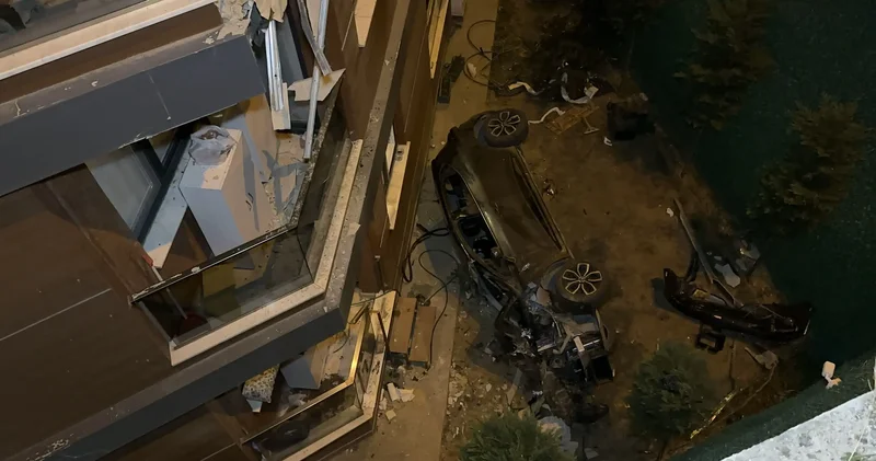 Eyüpsultan da binaya çarpan otomobil, 15 metre yükseklikten bahçeye düştü: 2 yaralı