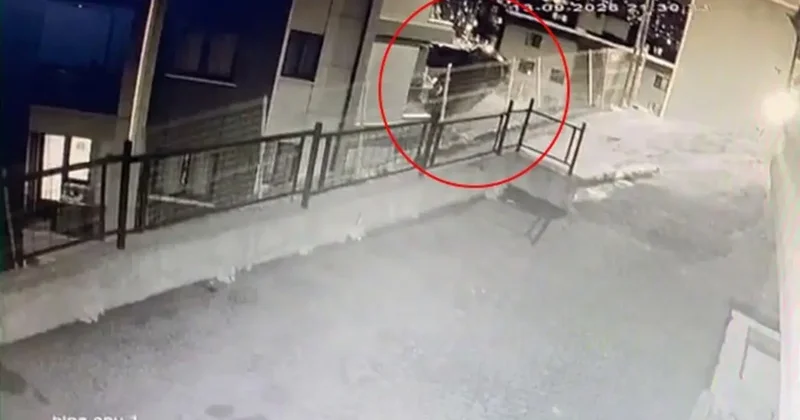 Eyüpsultan’da 3. kata çarpan aracın bahçeye düştüğü anlar görüntülendi