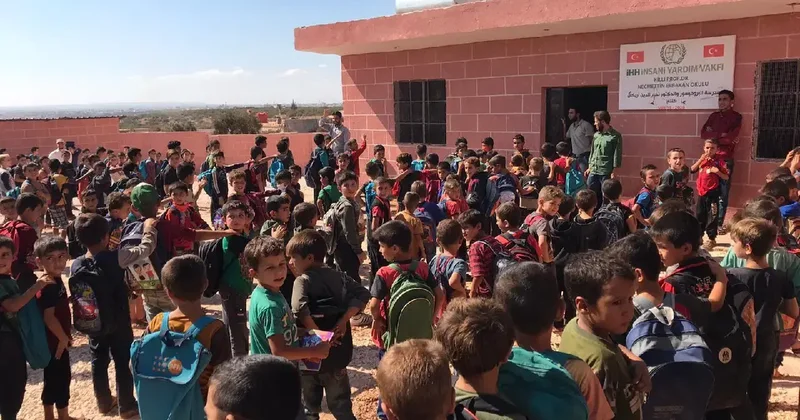 İHH 22 ülkede 10 bin öğrenciye kırtasiye seti dağıtacağını duyurdu