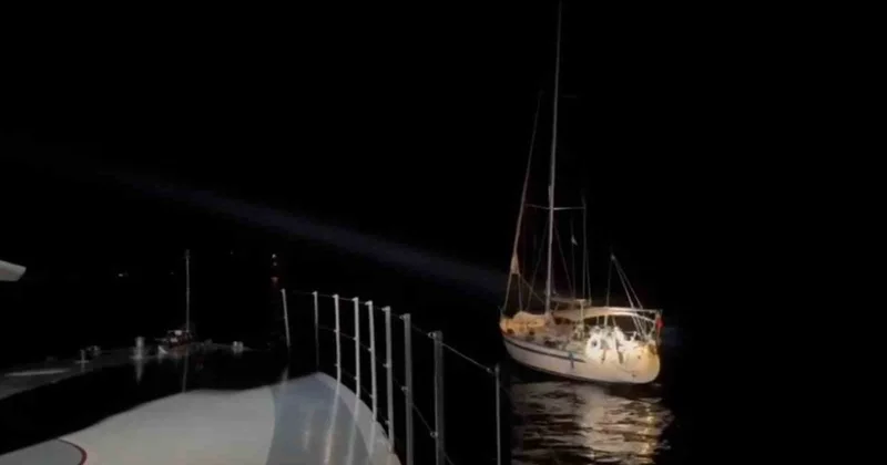 İzmir Urla açıklarında yelkenli teknede 11 düzensiz göçmen ile 2 kaçakçı yakalandı