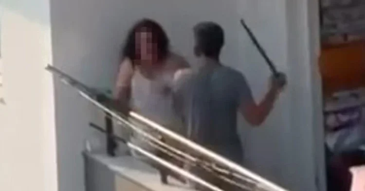 Adana da dehşet anları: Balkonda kadını sopayla dövüp saçından sürükledi