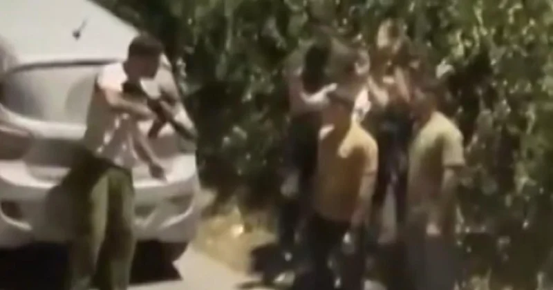 İsrailli silahlı işgalci, 5 Filistinli çocuğu alıkoyarak tehdit etti