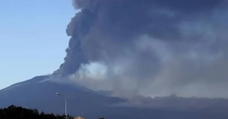 Etna patladı, havalimanı kilitlendi!