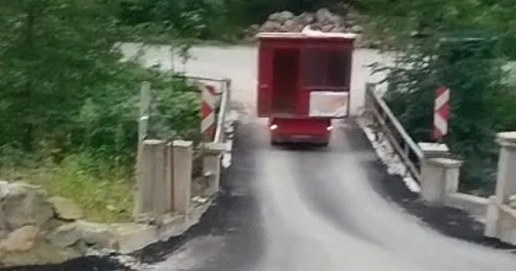 Karadeniz inadı işte böyle olur: Dik yokuşu kamyoneti geri geri sürerek çıktı!