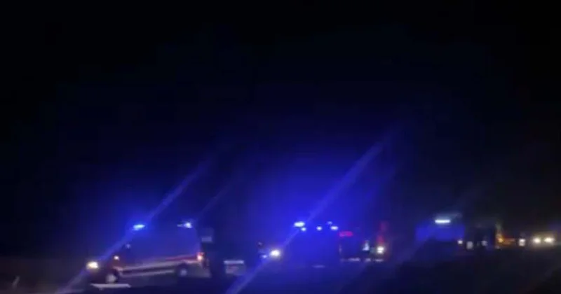 Bursa Yenişehir de TIR ile motosiklet çarpıştı, 2 genç hayatını kaybetti